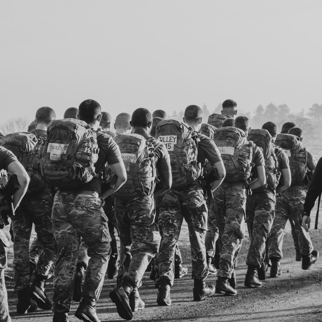 soldiers tabbing with bergens